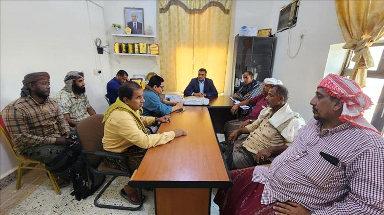 قائم بأعمال محافظ سقطرى يلتقي لجنة المعلمين ويؤكد متابعة مستحقاتهم