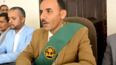 قاضٍ يحكم بنفي طفل من مدينة إب ومنعه من دخولها بعد حبس والده وجده!!