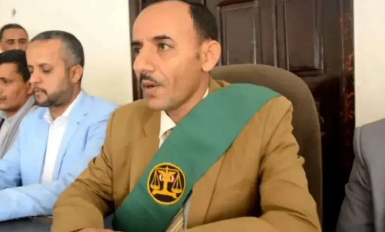 قاضٍ يحكم بنفي طفل من مدينة إب ومنعه من دخولها بعد حبس والده وجده!!