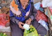 قصة صمود في شوارع الحوطة… “الحاجة حمّام” تبيع الليمون منذ 40 عاماً وتقاوم الحياة بابتسامة