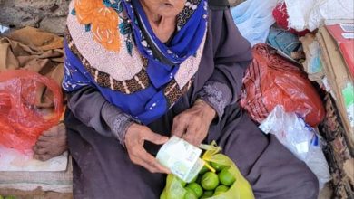 قصة صمود في شوارع الحوطة… “الحاجة حمّام” تبيع الليمون منذ 40 عاماً وتقاوم الحياة بابتسامة