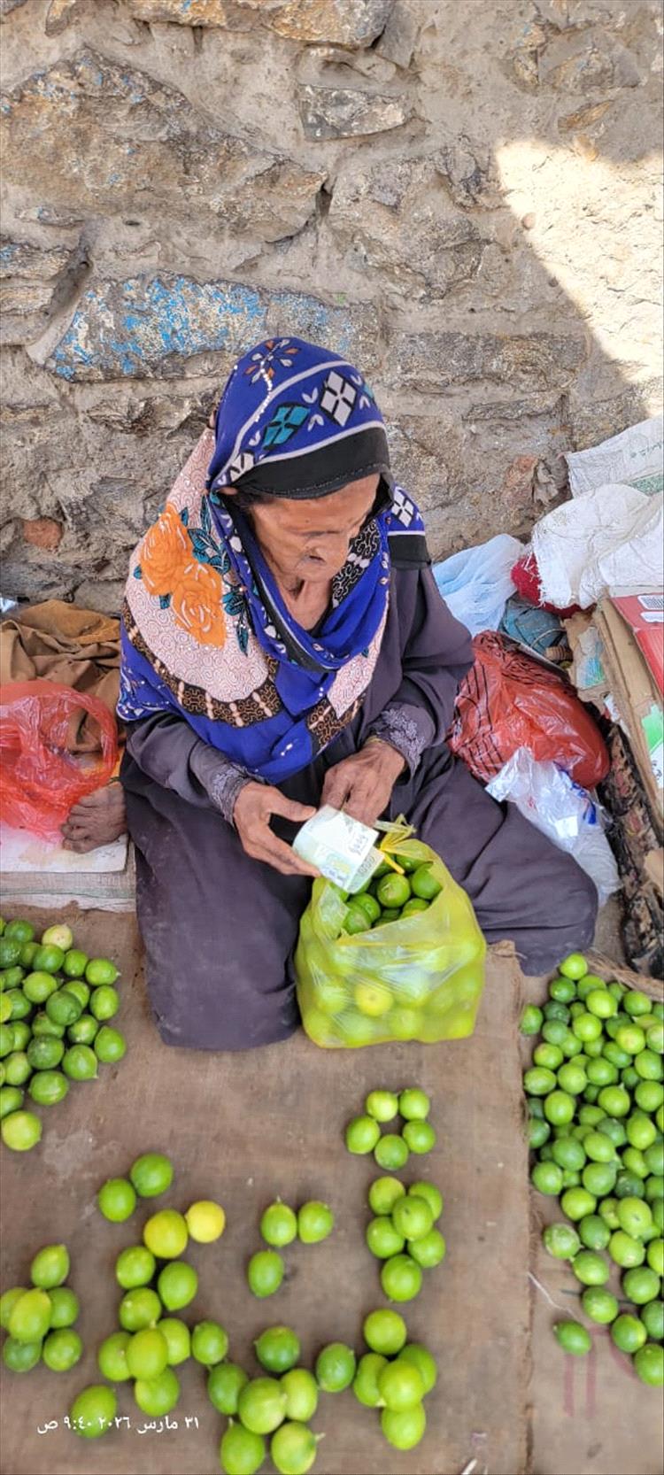 قصة صمود في شوارع الحوطة… “الحاجة حمّام” تبيع الليمون منذ 40 عاماً وتقاوم الحياة بابتسامة