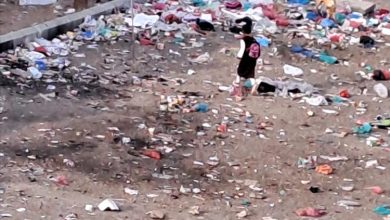 كارثة بيئية تحاصر مدرسة في الشعب… طلاب بين القمامة والكلاب الضالة