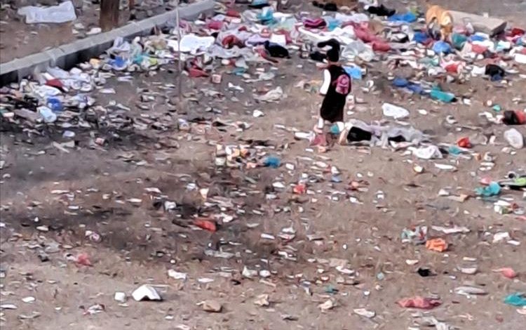 كارثة بيئية تحاصر مدرسة في الشعب… طلاب بين القمامة والكلاب الضالة