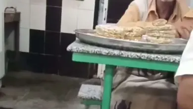 كيف سيعيش بـ 500 ريال؟!.. قصة ”الجد” البائع في تعز صدمت الجميع