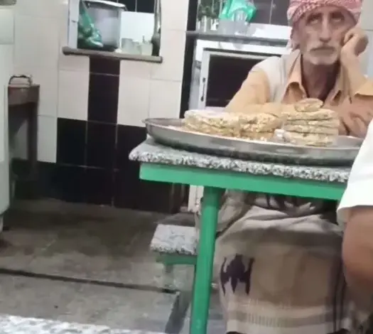 كيف سيعيش بـ 500 ريال؟!.. قصة ”الجد” البائع في تعز صدمت الجميع