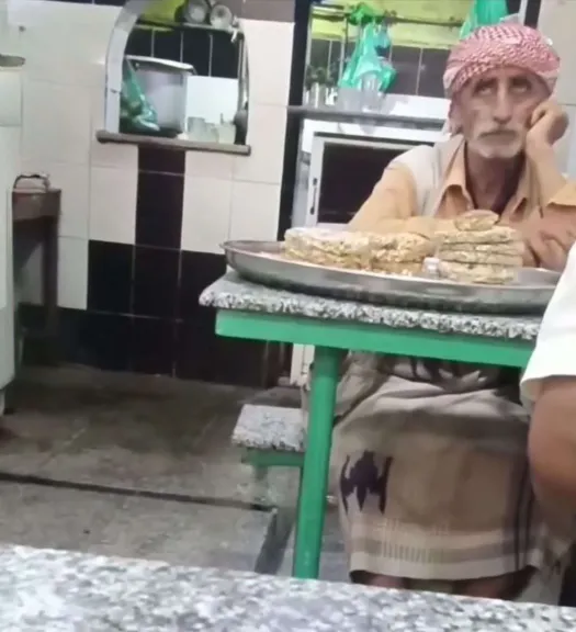 كيف سيعيش بـ 500 ريال؟!.. قصة ”الجد” البائع في تعز صدمت الجميع