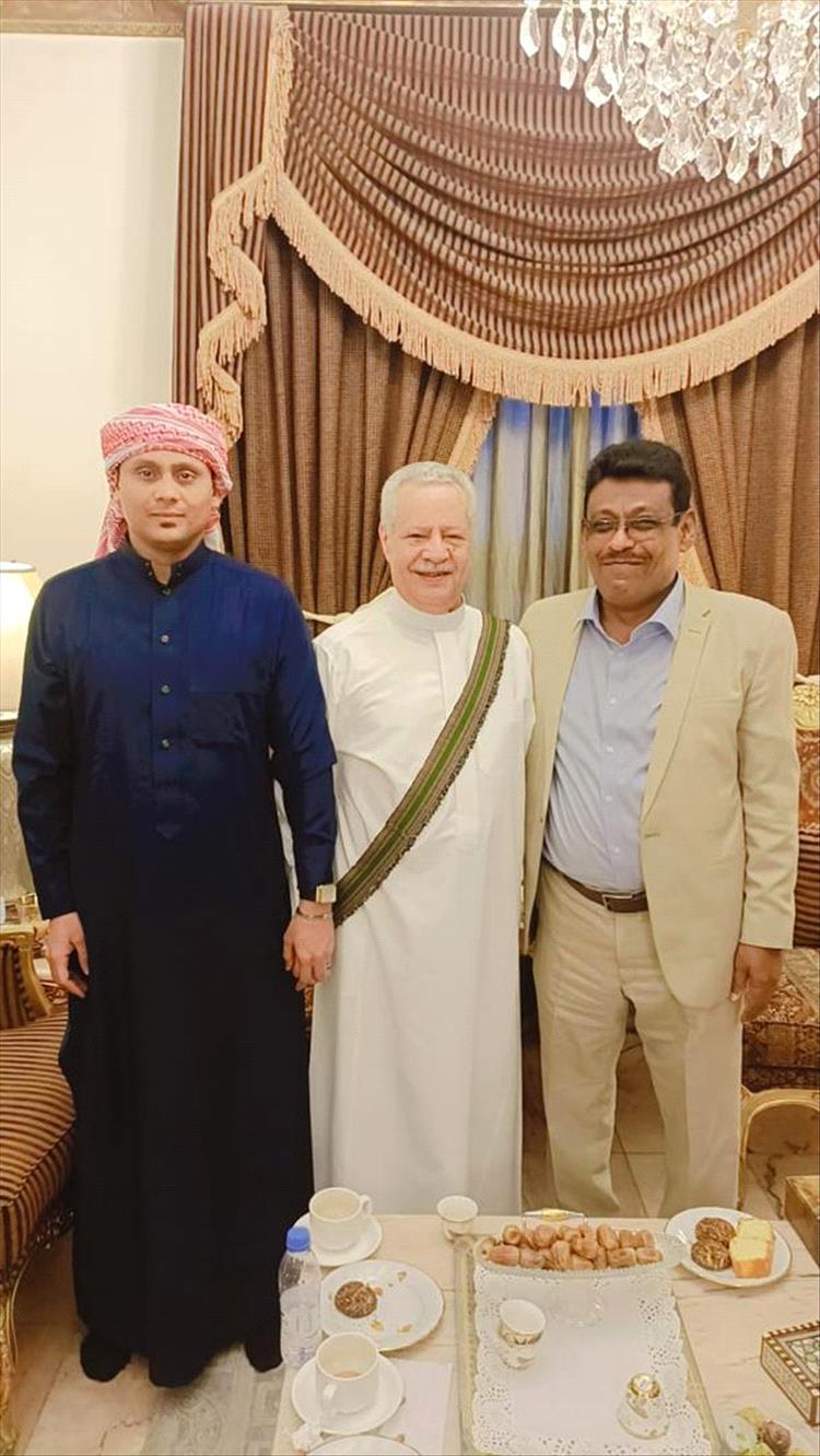 لقاء في الرياض يعيد ترتيب المشهد السياسي.. ماذا دار بين المفلحي وقيادات سياسية؟