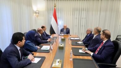 مجلس القيادة الرئاسي: تحسن المواقف الدولية مؤشر على عودة الدعم المنظم لليمن والعليمي يحذر من أي تراجع اقتصادي