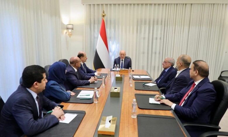 مجلس القيادة الرئاسي: تحسن المواقف الدولية مؤشر على عودة الدعم المنظم لليمن والعليمي يحذر من أي تراجع اقتصادي
