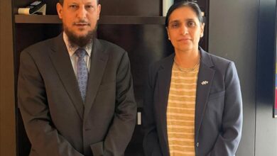 محافظ العاصمة المؤقتة عدن يبحث مع السفيرة البريطانية مستجدات الأوضاع الأمنية والخدمية