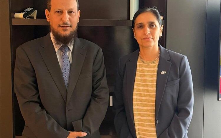 محافظ العاصمة المؤقتة عدن يبحث مع السفيرة البريطانية مستجدات الأوضاع الأمنية والخدمية