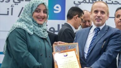 مدير إدارة التعليم الأهلي "أ. منيرة يونس" تكرم الدكتور خالد الوصابي في حفل توديع رسمي بعدن
