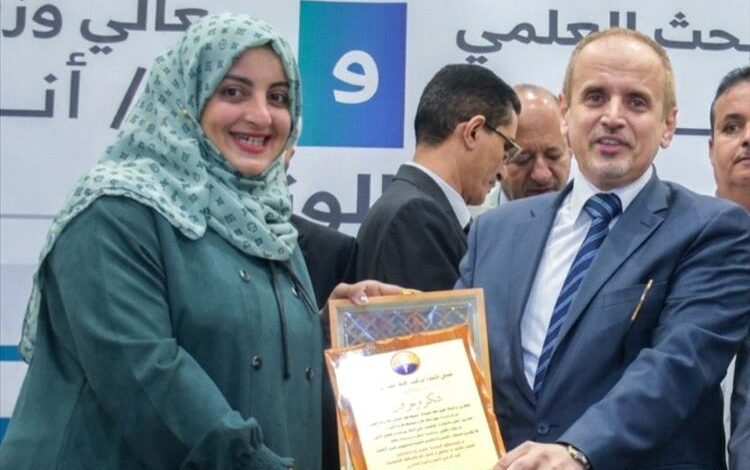 مدير إدارة التعليم الأهلي "أ. منيرة يونس" تكرم الدكتور خالد الوصابي في حفل توديع رسمي بعدن