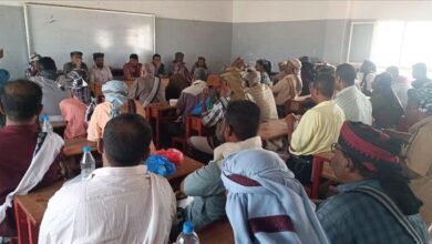 مدير عام أمن أبين يترأس اجتماعًا أمنيًا وقبليًا في أحور لمواجهة تهريب المهاجرين