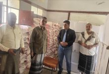 مدير عام الروضة يدشن توزيع السلال الغذائية للتربويين بمديرية الروضة