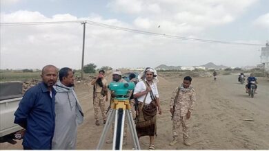 مدير عام خنفر "اليوسفي" يتفقد أعمال صيانة شبكتي المياه والصرف الصحي في الخط الدائري بجعار