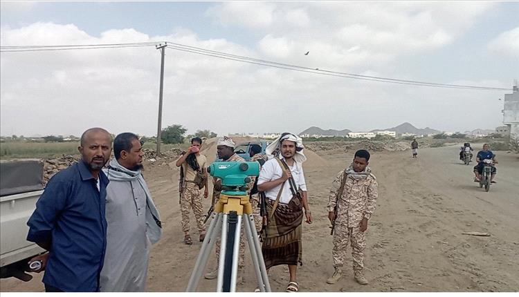مدير عام خنفر "اليوسفي" يتفقد أعمال صيانة شبكتي المياه والصرف الصحي في الخط الدائري بجعار