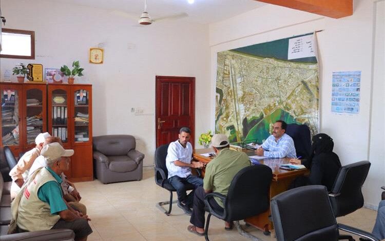 مدير عام خور مكسر يوجه بتكثيف حملات الرقابة على الأسعار ومحاسبة المخالفين