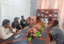 مدير عام زنجبار يناقش المستجدات الأمنية والإدارية ويشيد بقرار رفع الجبايات غير القانونية وتنظيم نقاط التحصيل.