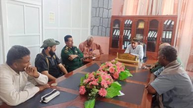 مدير عام زنجبار يناقش المستجدات الأمنية والإدارية ويشيد بقرار رفع الجبايات غير القانونية وتنظيم نقاط التحصيل.