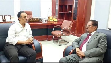 مدير عام صحة عدن يناقش مع وكيل المحافظة عبدالحكيم الشعبي أوضاع القطاع الصحي