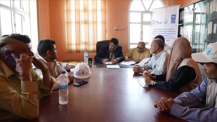 مدير عام مكتب الزراعة بلحج يوقع محضر تسليم مواقع مشاريع الري ضمن تدخلات UNDP