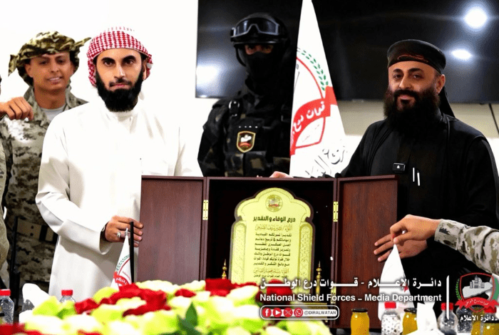 مدينة عدن تشهد مراسم تسليم واستلام قيادة قوات درع الوطن.. تسليم رسمي يكرّس نهج المؤسسة العسكرية وتنفيذاً لقرار رئاسي