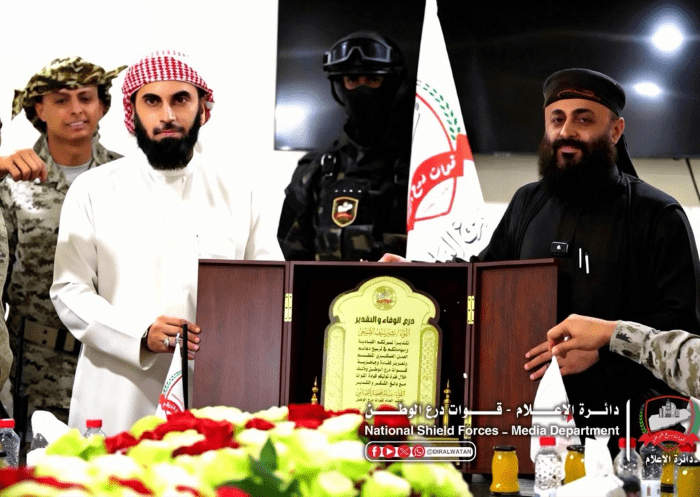 مدينة عدن تشهد مراسم تسليم واستلام قيادة قوات درع الوطن.. تسليم رسمي يكرّس نهج المؤسسة العسكرية وتنفيذاً لقرار رئاسي