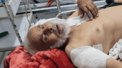مسلح حوثي يهاجم إماماً في الثمانين أثناء صلاته في المسجد ويوجه له عدة طعنات لرفضه ترديد الصرخة الحوثية