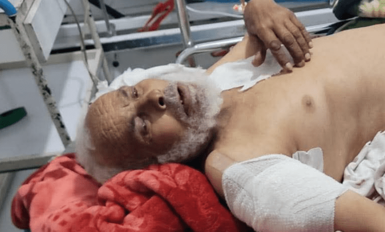 مسلح حوثي يهاجم إماماً في الثمانين أثناء صلاته في المسجد ويوجه له عدة طعنات لرفضه ترديد الصرخة الحوثية