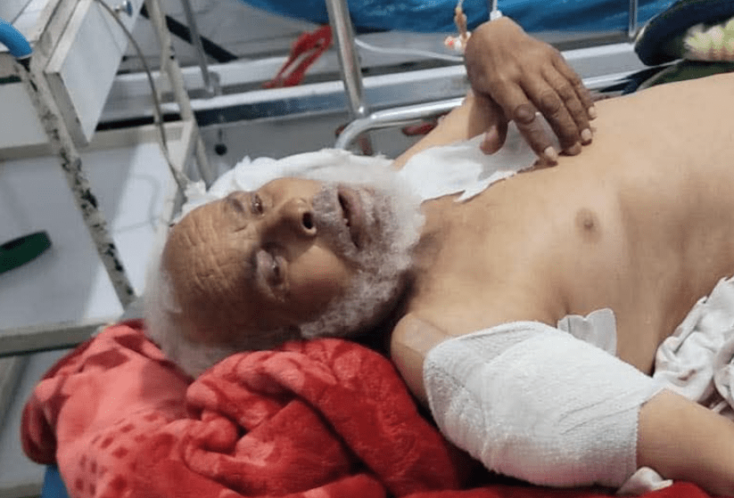 مسلح حوثي يهاجم إماماً في الثمانين أثناء صلاته في المسجد ويوجه له عدة طعنات لرفضه ترديد الصرخة الحوثية