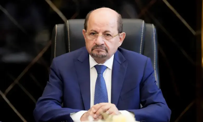 مصدر حكومي بعدن يحسم الجدل بشأن ما يشاع عن ”تأخير الرواتب” ويكشف عن توجيهات جديدة لرئيس الوزراء