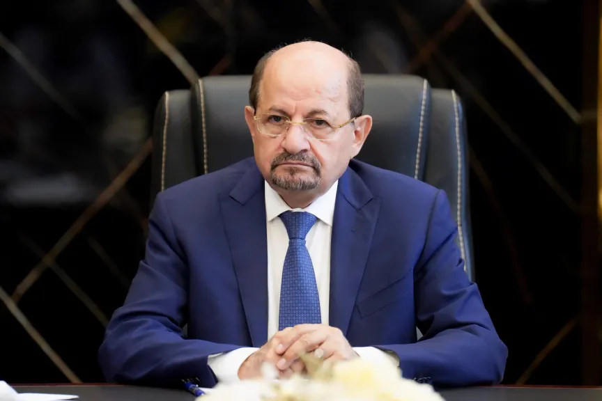 مصدر حكومي بعدن يحسم الجدل بشأن ما يشاع عن ”تأخير الرواتب” ويكشف عن توجيهات جديدة لرئيس الوزراء