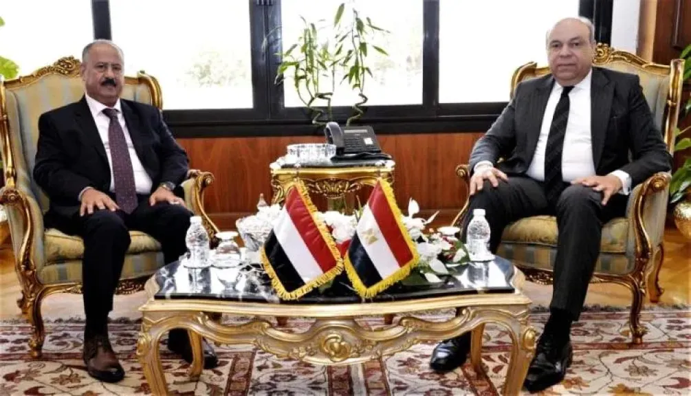 مصر تعلن ”دعماً غير مسبوق” للطيران اليمني.. مفاجآت من لقاء العمري والحفني!