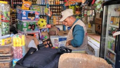 مكتب الصناعة بعدن يضبط منتجات ضارة للأطفال ويحرر مخالفات لعدد من التجار