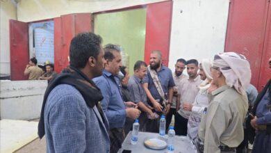 من قلب السوق إلى “مقهى قائد”… المحافظ بن الوزير يقترب من الناس ويصغي لنبض الشارع في عتق