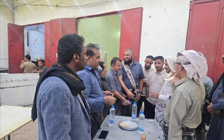 من قلب السوق إلى “مقهى قائد”… المحافظ بن الوزير يقترب من الناس ويصغي لنبض الشارع في عتق