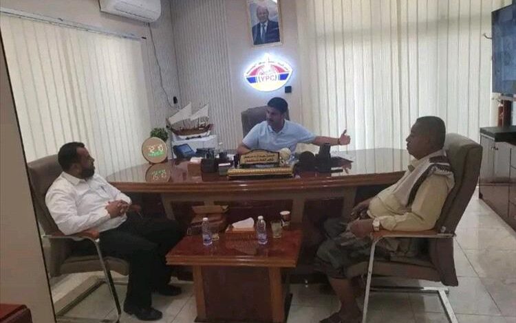 مناقشة التحديات التي تواجه أزمة وقود البنزين في محطات أبين