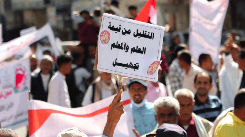 نقابة المعلمين تكشف قيام مليشيا الحوثي بفصل أكثر من 20 ألف معلم