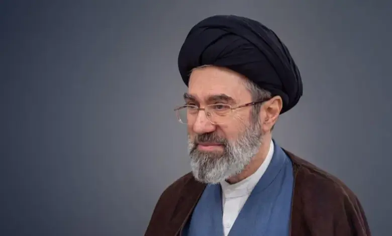 ”نيويورك تايمز” تكشف: مجتبى خامنئي جريح ومختفي.. والجنرالات يسيطرون على إيران!