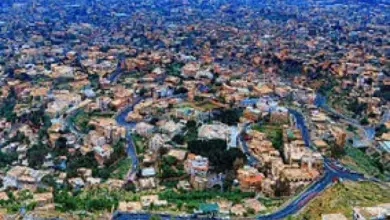 هل يصدق أحد؟؟ مدرسة بتعز تشتغل المعلمين ”ببلاش” يوم السبت ومن يرفض يُطرَد!