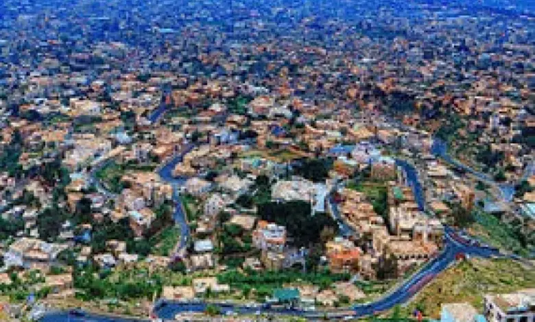 هل يصدق أحد؟؟ مدرسة بتعز تشتغل المعلمين ”ببلاش” يوم السبت ومن يرفض يُطرَد!