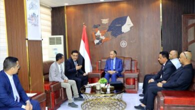 وزارة الصناعة والبنك المركزي يناقشان سبل تعزيز الرقابة وحماية الاقتصاد الوطني