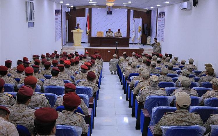 وزير الدفاع يترأس اجتماعاً موسعاً لقيادة وزارة الدفاع ورئاسة الأركان والمناطق والهيئات والدوائر