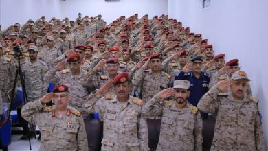 وزير الدفاع يرأس اجتماعاً عسكرياً موسعاً لمناقشة المستجدات وتعزيز الجاهزية القتالية