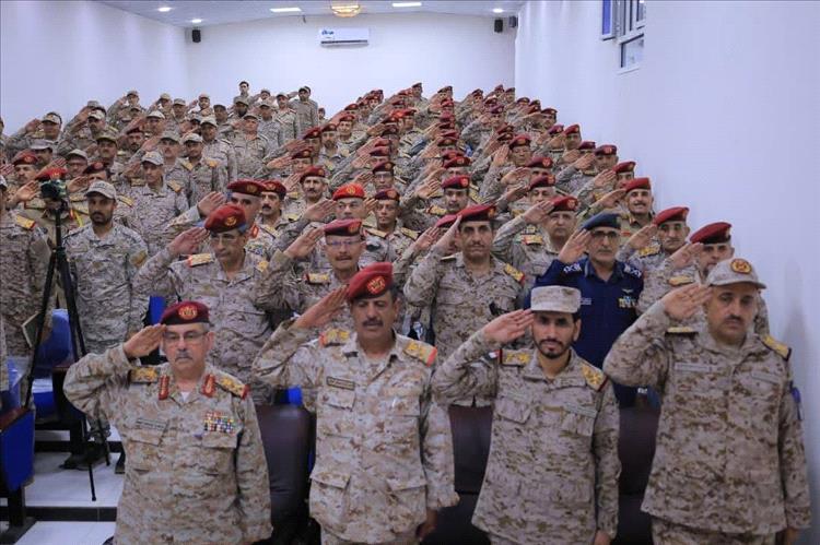 وزير الدفاع يرأس اجتماعاً عسكرياً موسعاً لمناقشة المستجدات وتعزيز الجاهزية القتالية