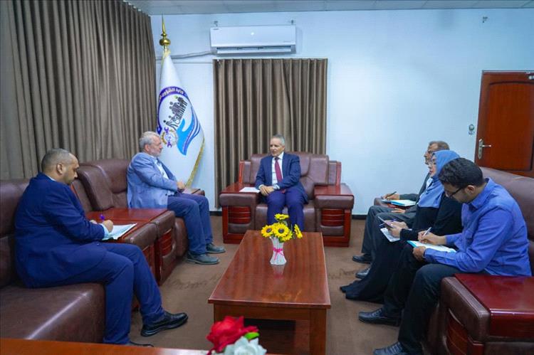 وزير الشؤون الاجتماعية والعمل يبحث مع اليونيسف تعزيز برامج الحماية الاجتماعية وحماية الطفل وزير الشؤون الاجتماعية والعمل يبحث مع اليونيسف تعزيز برامج الحماية الاجتماعية وحماية الطفل