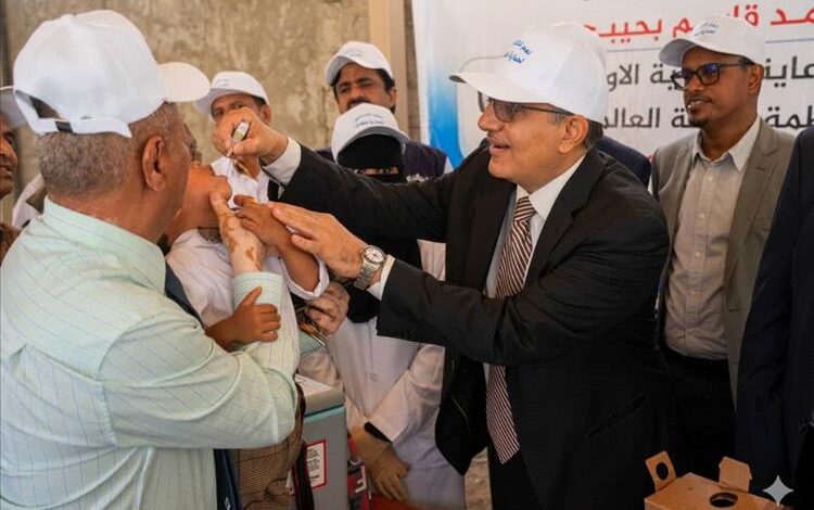 وزير الصحة يدشن الجولة الأولى من النشاط الإيصالي التكاملي بعدن ويؤكد أن التحصين خط الدفاع الأول لحماية الأطفال