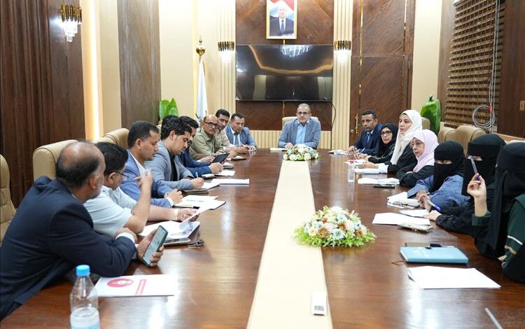 وزير الصحة يرأس اجتماع للجنة الحدث الصحية في عدن لمناقشة الوضع الوبائي والإجراءات الوقائية